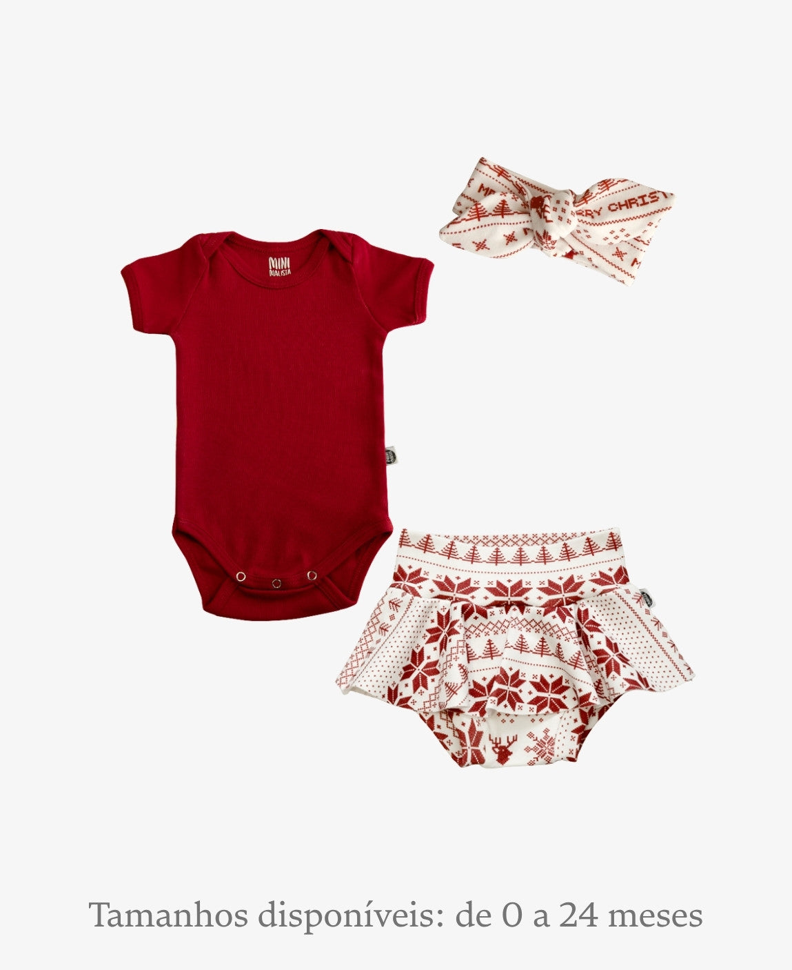 Conjunto de Natal bebê menina de 3 peças MiniMalista Baby: body manga curta liso Real Red (vermelho), saia Boomies com shortinho embutido e faixinha na estampa Xmas Tricot de tricô natalino sobre fundo Branco Off