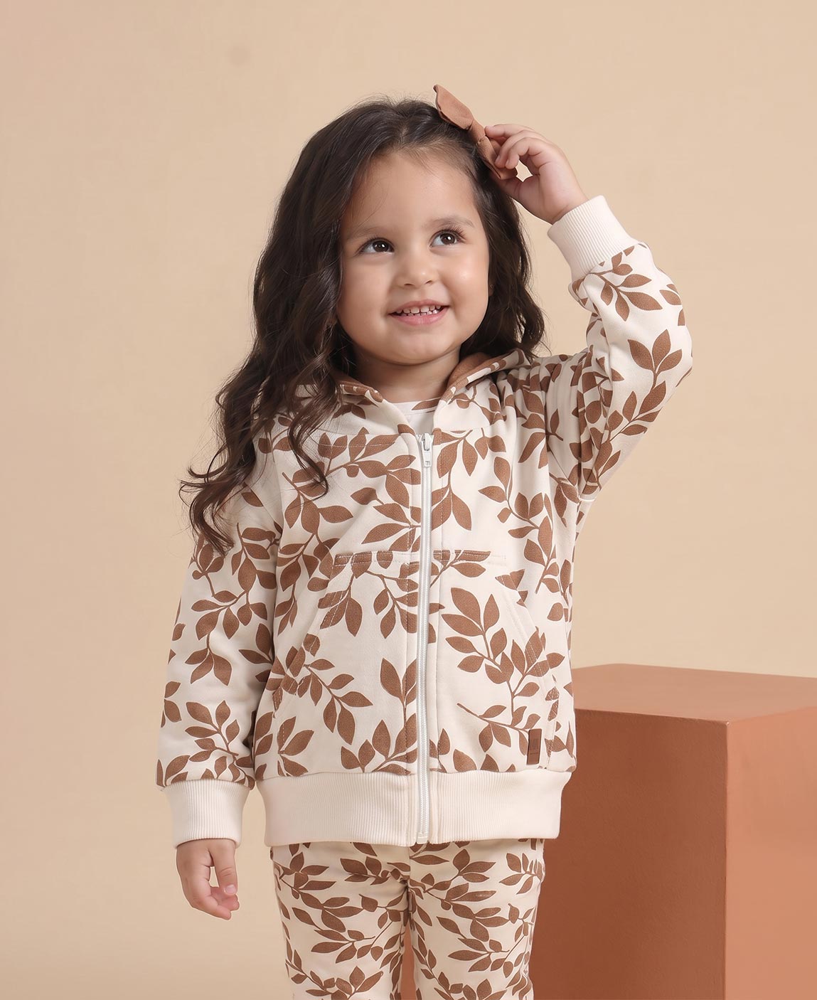 Look coordenado menina Conjunto Laurel MiniMalista Baby — casaco moletom peluciado com capuz e calça legging fina em algodão na mesma estampa folhagem caramelo, atemporal e feminino sem infantilizar