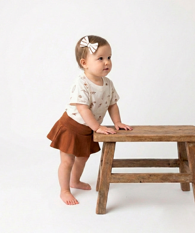 Conjunto-bebe-menina-verao-camiseta-beach-saia-boomies-marrom-chocolate-laco-forest-1.jpg