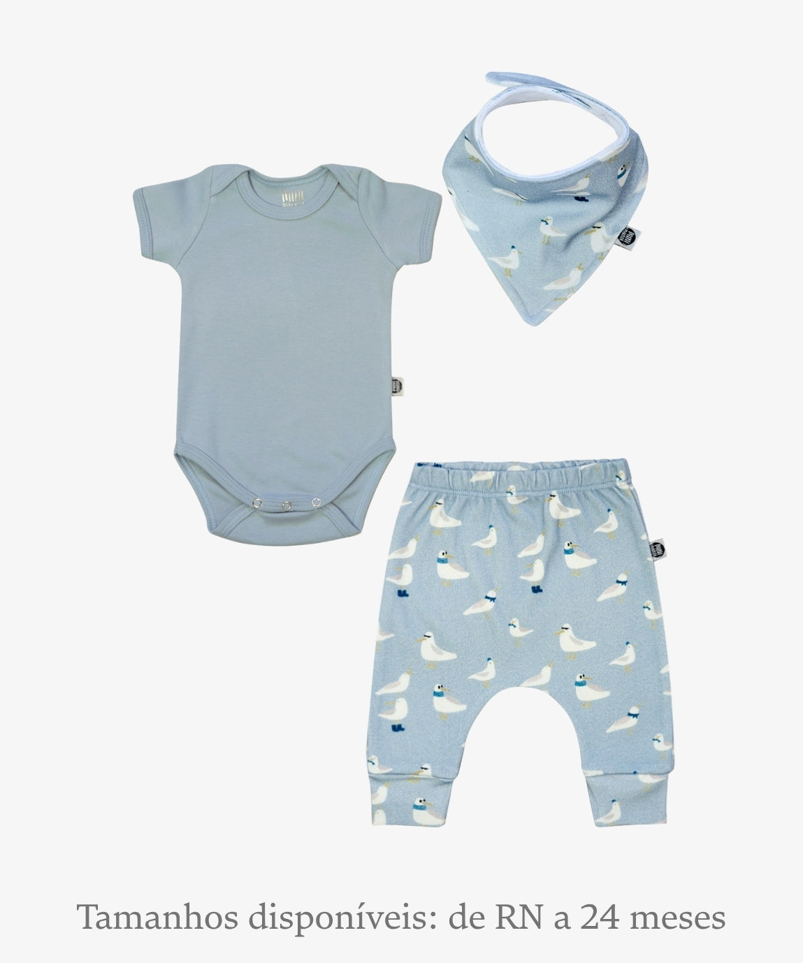 Conjunto bebê menino de 3 peças MiniMalista Baby: body manga curta liso Azul Coastal, calça harém e babador bandana com estampa Seagulls de gaivotas sobre fundo azul claro