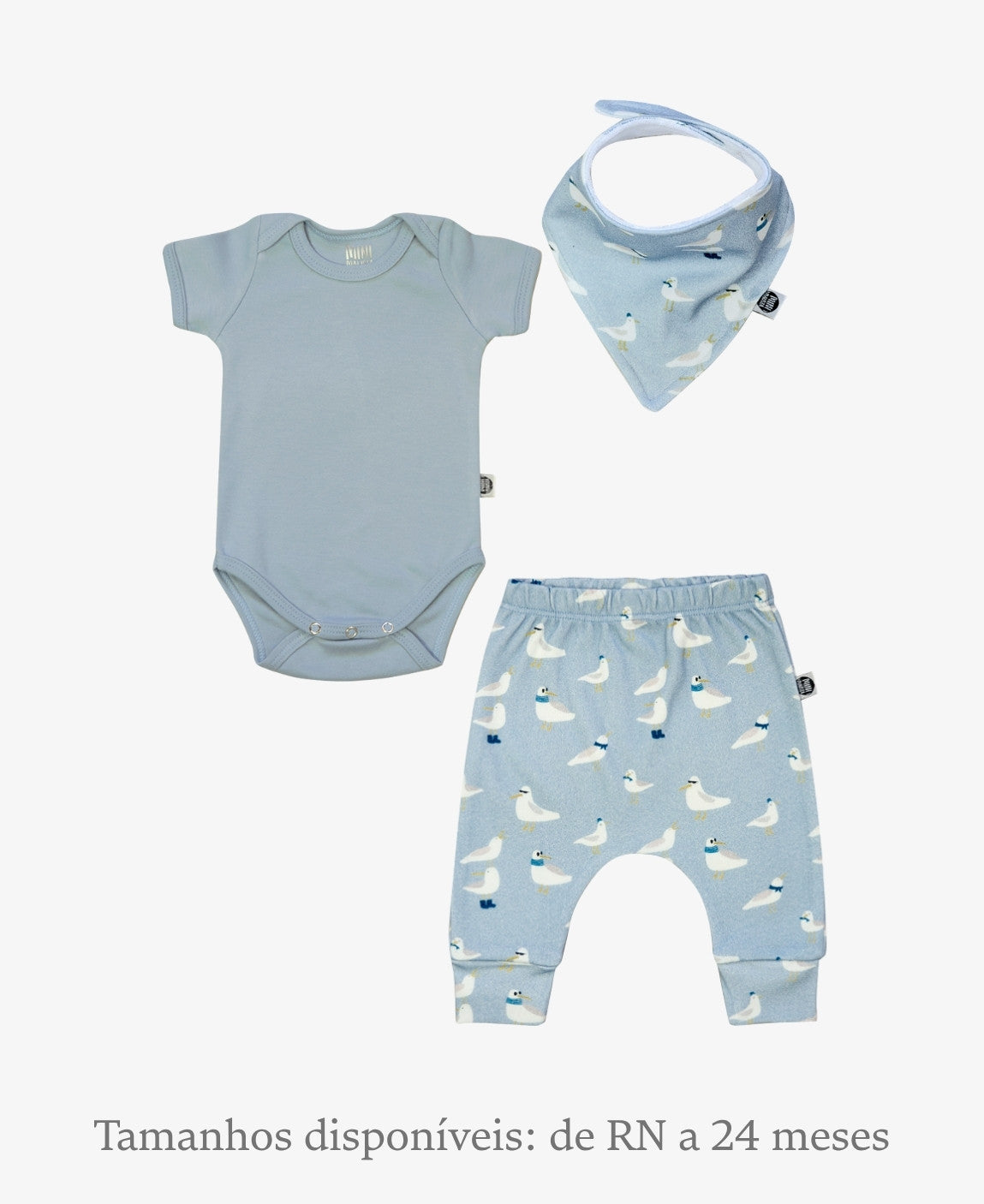 Conjunto bebê menino de 3 peças MiniMalista Baby: body manga curta liso Azul Coastal, calça harém e babador bandana com estampa Seagulls de gaivotas sobre fundo azul claro