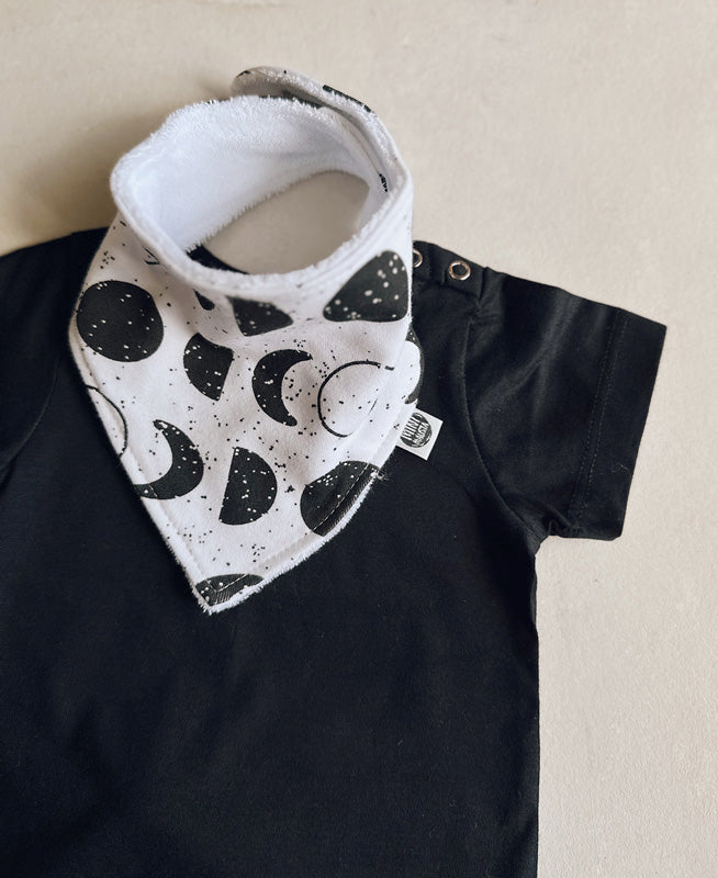 Conjunto Verão Bebê Menino Camiseta + Bermuda + Babador | Preto e Lunar