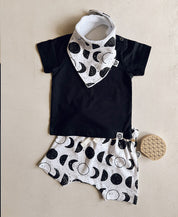 Conjunto Verão Bebê Menino Camiseta + Bermuda + Babador | Preto e Lunar