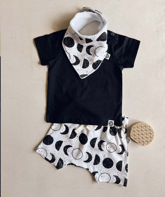 Conjunto-bebe-menino-verao-preto-e-branco-camiseta-bermuda-babador-lunar-3.jpg