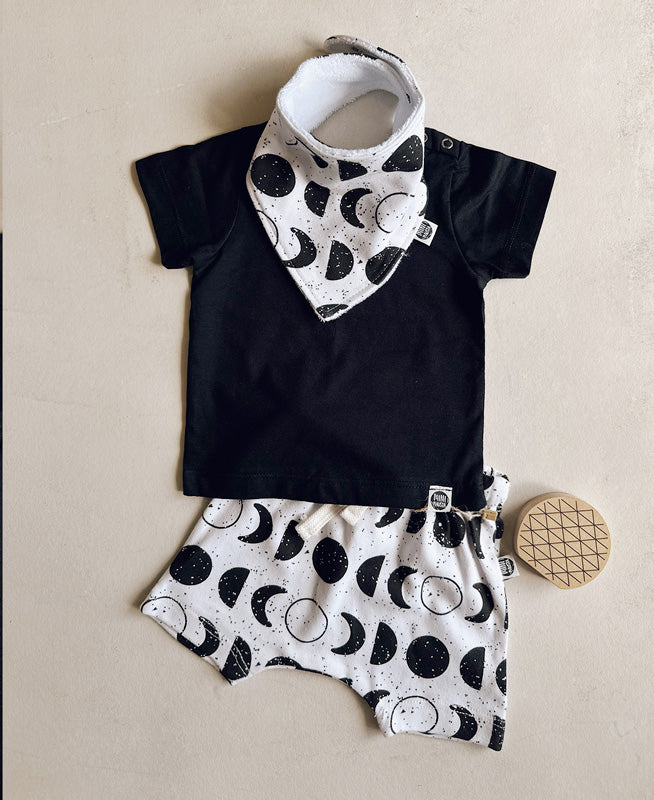 Conjunto Verão Bebê Menino Camiseta + Bermuda + Babador | Preto e Lunar