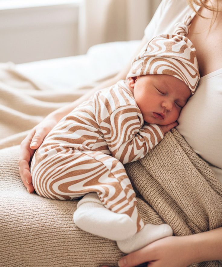 Conjunto-bebe-saida-maternidade-macacao-touca-manta-luvinha-bebe-menino-minimalista-caramelo-swirl-6.jpg