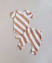 Conjunto Body Manga Curta e Calça Bebê Unissex | Listras Diagonais Bege