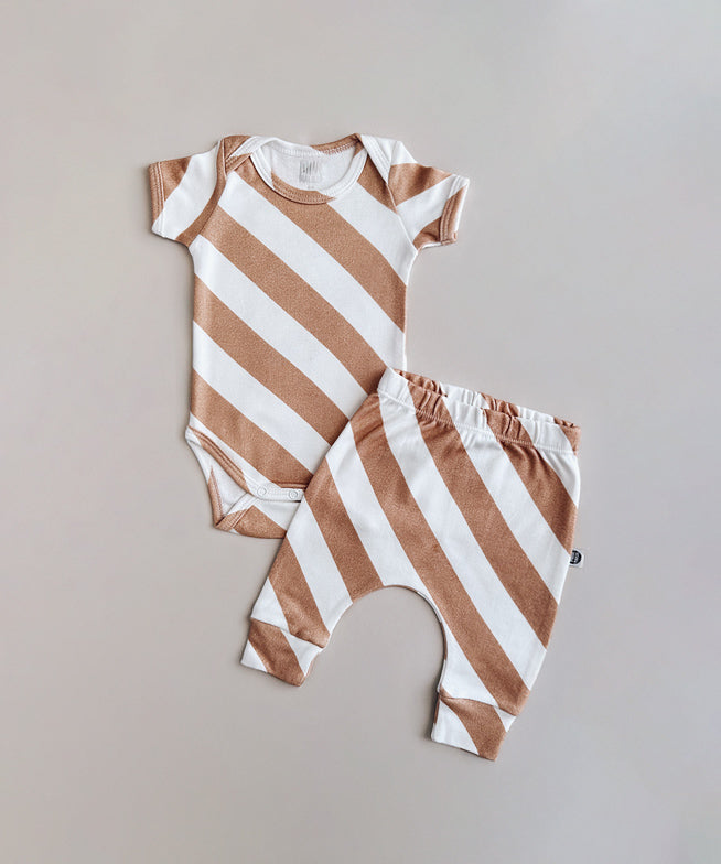 Conjunto-body-e-calca-bebe-listras-diagonais-bege-minimalista-caramelo-unissex-menino-menina.jpg