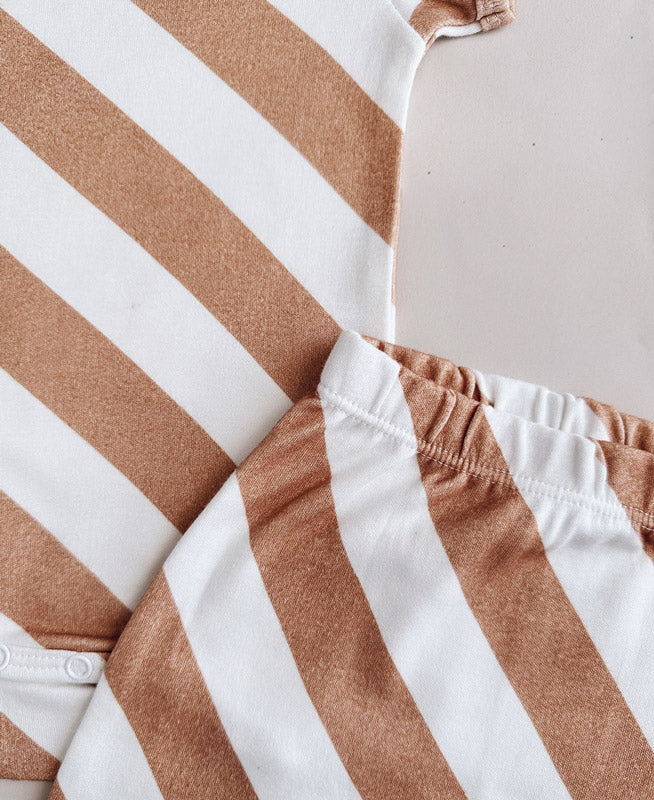 Conjunto Body Manga Curta e Calça Bebê Unissex | Listras Diagonais Bege