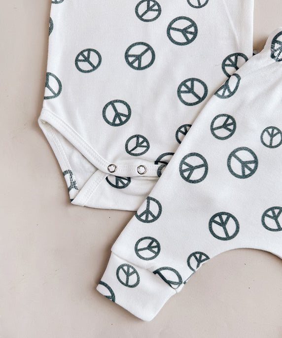 Conjunto-body-manga-curta-calca-harem-peace-and-love-bebe-minimalista-4.jpg
