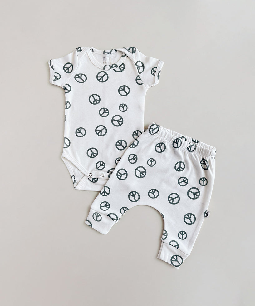 Conjunto-body-manga-curta-calca-harem-peace-and-love-bebe-minimalista.jpg