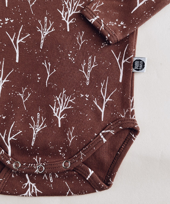 Conjunto-body-manga-curta-calca-harem-twig-marrom-galhos-inverno-minimalista-beby-3_696ec3ef-17f2-49f7-a3af-b01bff6a4c32.jpg