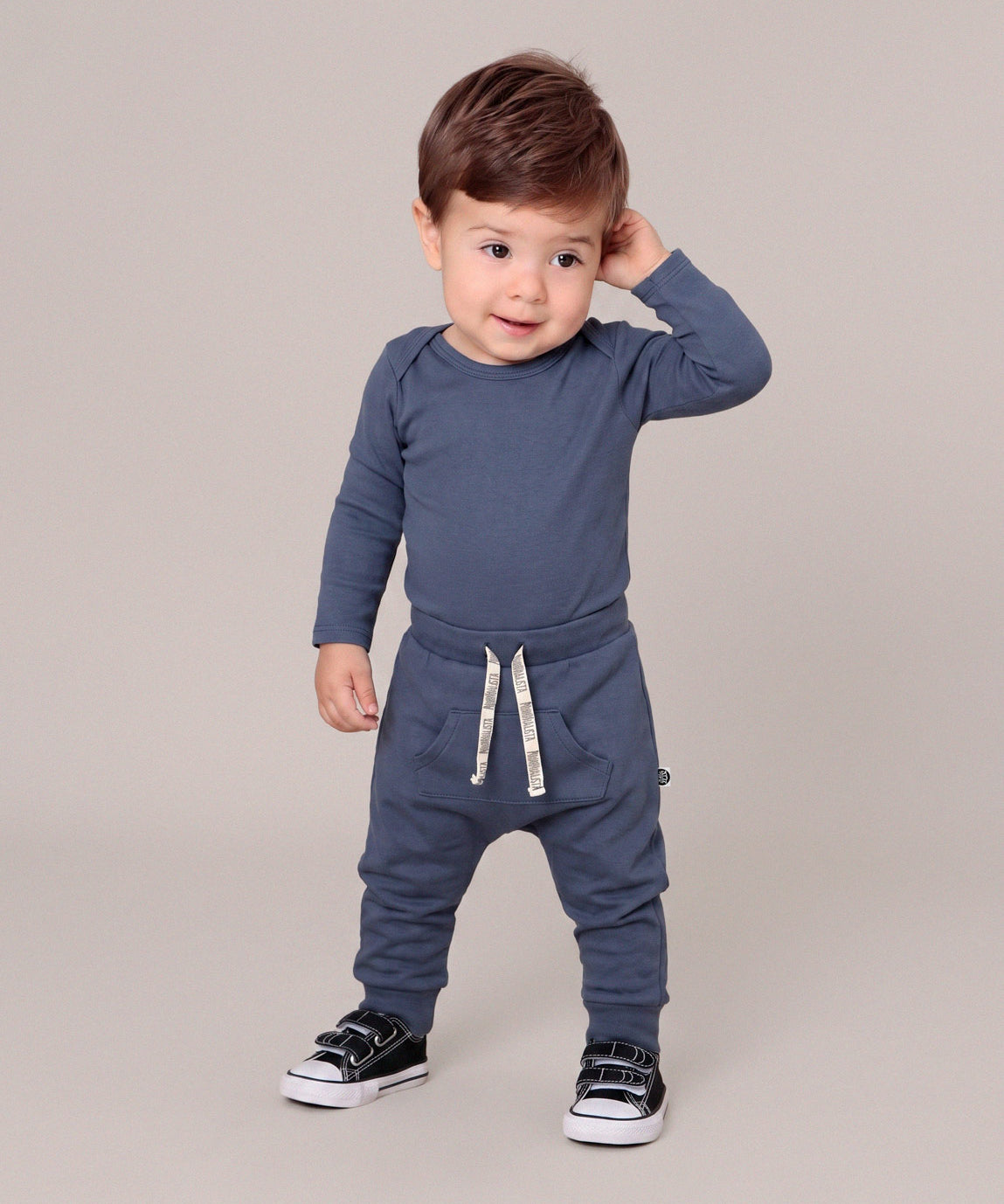 Conjunto-body-manga-longa-e-calca-bolsao-bebe-menino-masculino-liso-azul-escuro-azul-oxford-algodao-egipcio-minimalista-baby-1.jpg