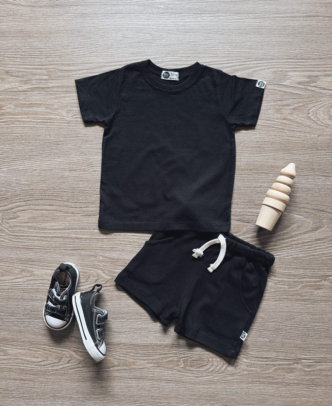 Conjunto-camiseta-e-bermuda-menino-liso-preto-minimalista-1.jpg