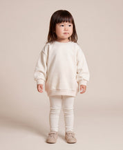 MiniMalista Conjunto Moletom + Calça Canelada Liso Branco Off — detalhe calça canelada slim em ribana elástica, ajuste perfeito no tornozelo. Conjunto infantil 100% algodão unissex, look all-white elegante de inverno para bebê e criança.