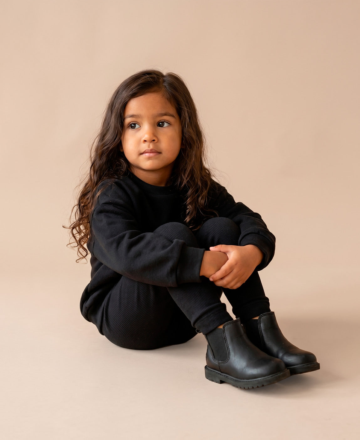 MiniMalista Conjunto Moletom + Calça Canelada Liso Preto — detalhe calça canelada slim em ribana elástica, ajuste perfeito no tornozelo. Conjunto infantil 100% algodão unissex, look elegante de inverno para bebê e criança.