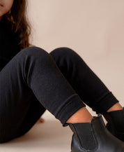 MiniMalista Conjunto Moletom + Calça Canelada em Preto vista costas. Moletom oversized soltinho + calça canelada slim, look infantil monocromático unissex, estética escandinava minimalista para bebê e criança.