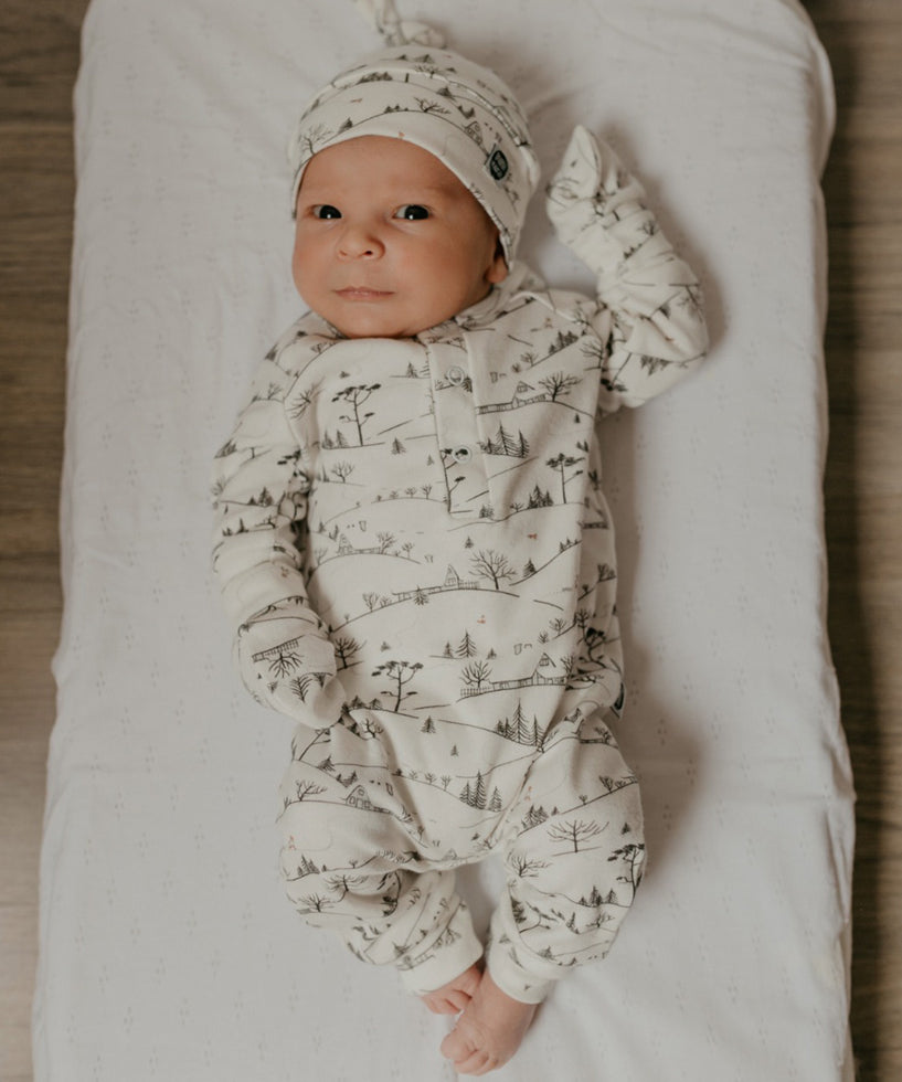 Conjunto-macacao-bebe-minimalista-unissex-touca-luvinha-village-natal-7.jpg