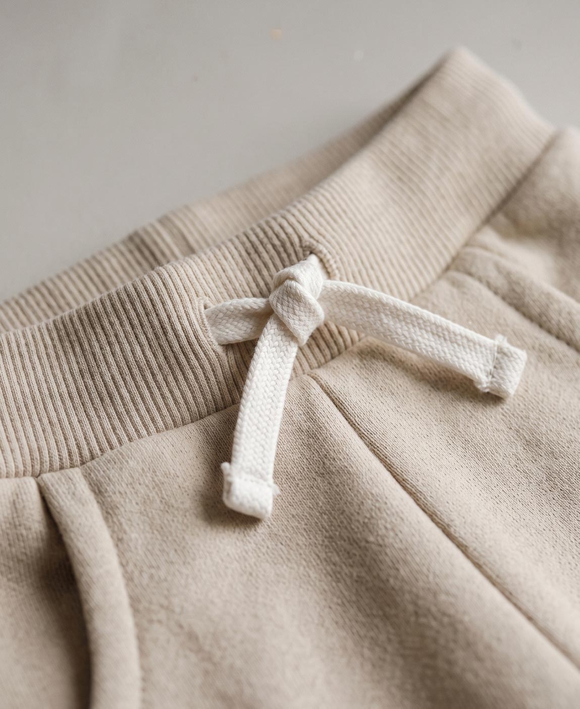 Conjunto Moletom Peluciado Bege Claro MiniMalista Baby — Moletom Básico com gola redonda em ribana + Calça Moletom peluciada, look coordenado unissex 100% algodão antialérgico.