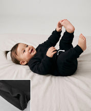 Conjunto Moletom Peluciado Liso Preto em bebê MiniMalista — look coordenado unissex Moletom + Calça monocromáticos, 100% algodão peluciado antialérgico, marca criada por mãe de criança alérgica.