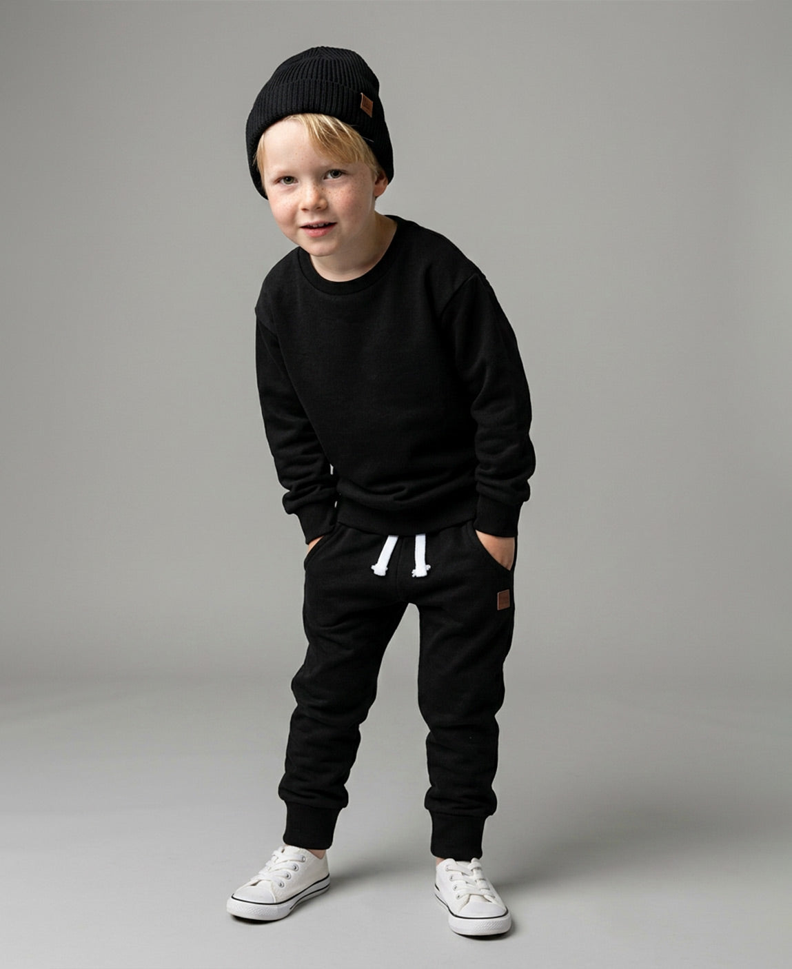 Conjunto Moletom Peluciado Liso Preto MiniMalista Baby — Moletom Básico manga longa (sem capuz sem zíper) + Calça Moletom peluciada tom Preto, look coordenado unissex 100% algodão antialérgico.
