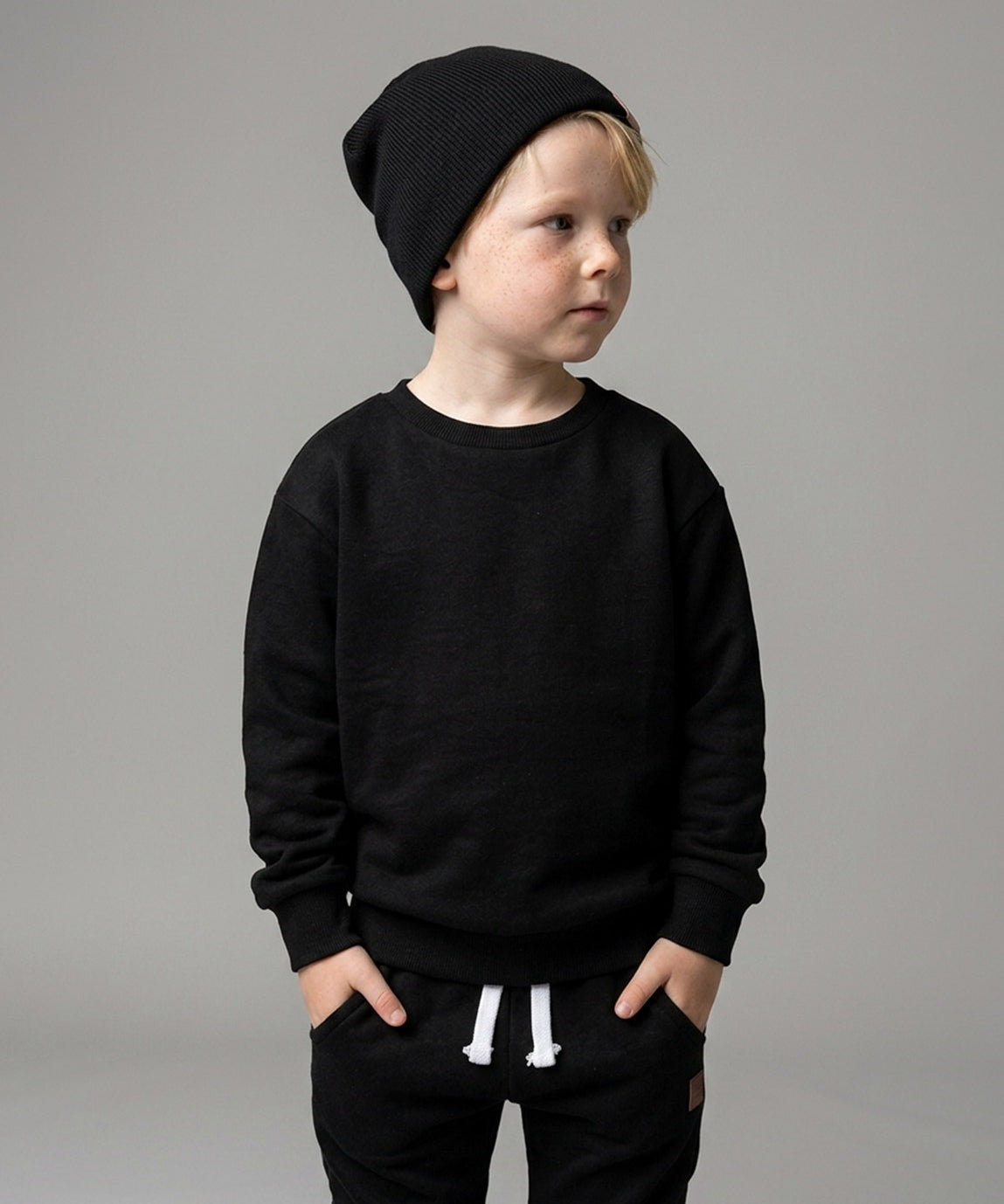 Conjunto Moletom Peluciado Liso Preto MiniMalista — Moletom Básico com gola redonda em ribana + Calça Moletom peluciada tom Preto, look coordenado unissex 100% algodão respirável.