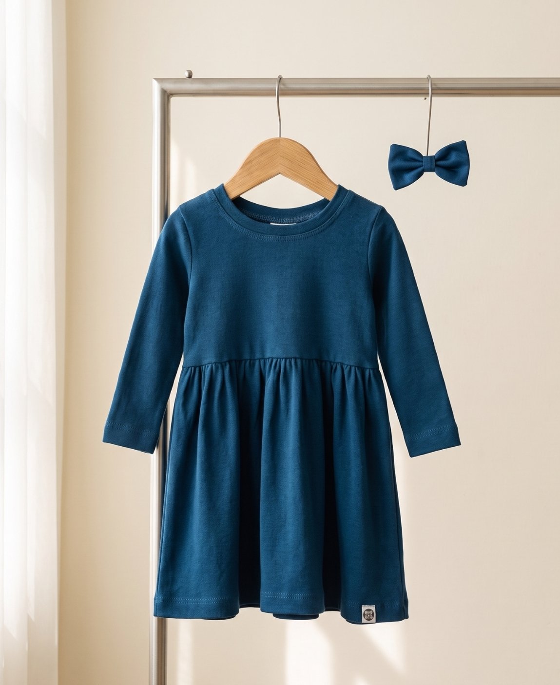 Look completo Vestido Menina + Laço Jacaré Azul Sky em ambiente natural — MiniMalista Baby moda infantil inverno em 100% algodão puro hipoalergênico