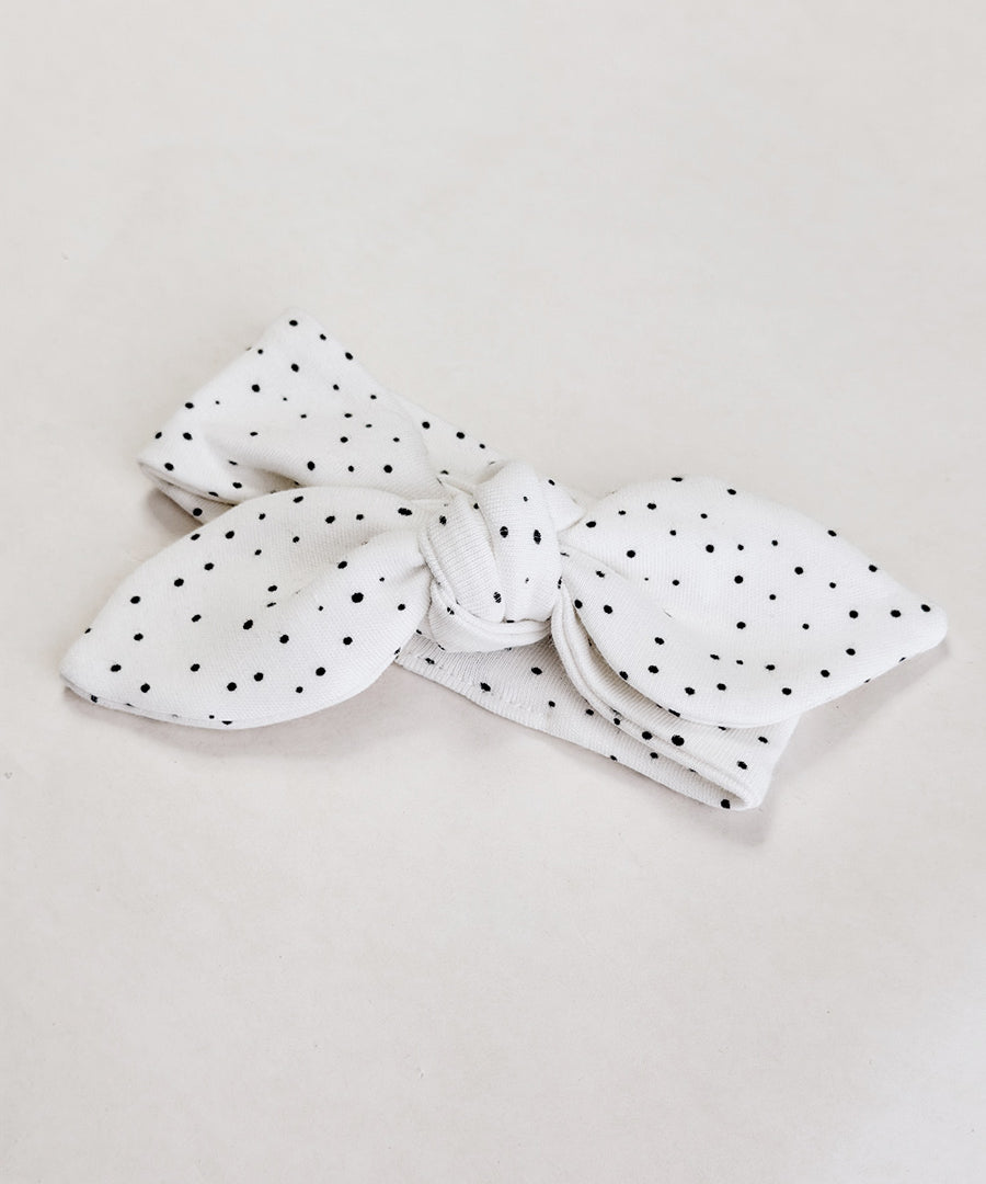 Detalhe da Faixinha de Cabelo Bolinhas Claro em malha de algodão premium com elástico suave que não aperta a cabecinha — MiniMalista Baby