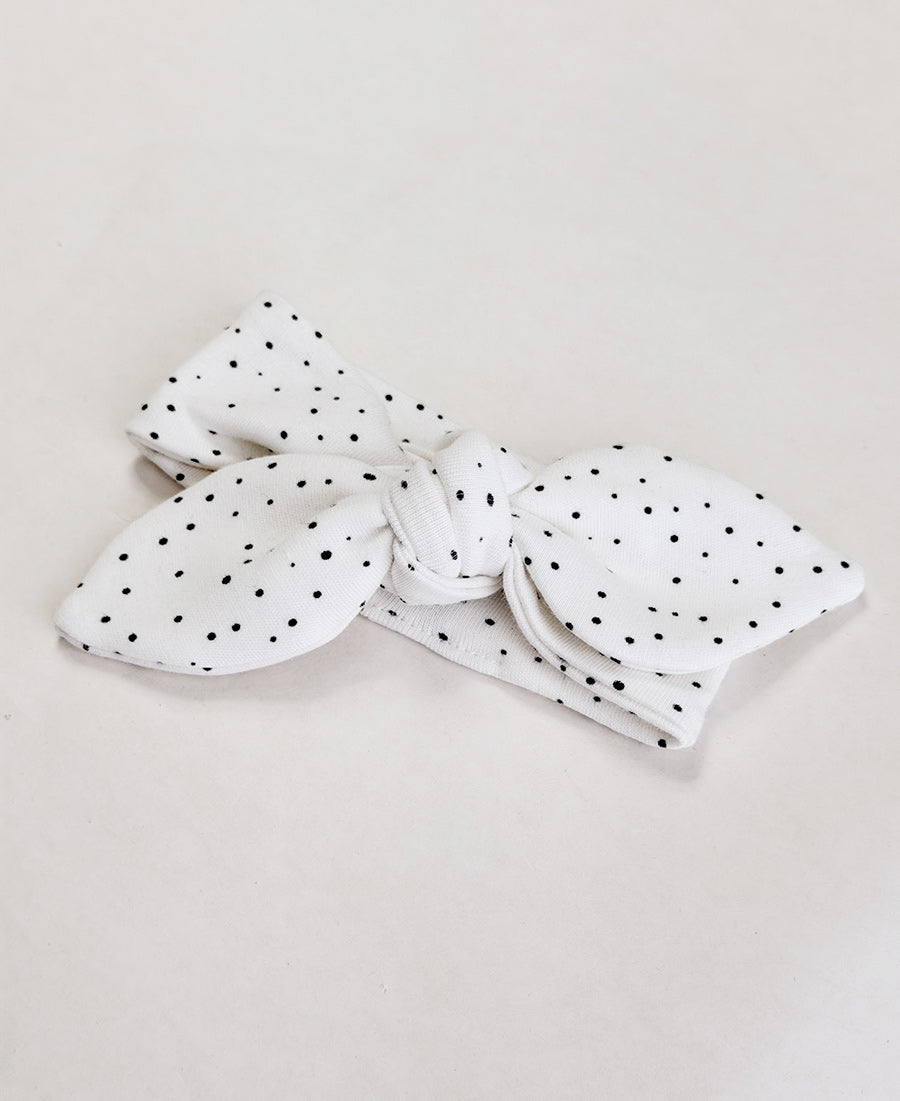 Detalhe da Faixinha de Cabelo Bolinhas Claro em malha de algodão premium com elástico suave que não aperta a cabecinha — MiniMalista Baby