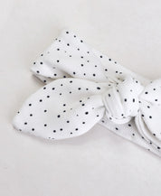 Outro ângulo da Faixinha de Cabelo Bolinhas Claro para bebê de 0 a 12 meses, poá clássico em algodão com estamparia atóxica — MiniMalista Baby