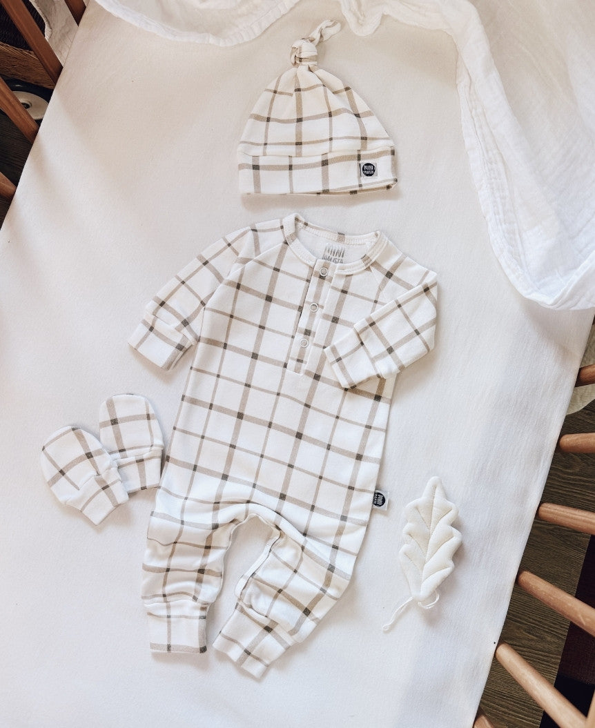 O Kit Bebê Macacão Minimalista 3 Peças | Xadrez Verão é a escolha perfeita para unir beleza, praticidade e segurança nos primeiros dias do bebê. 