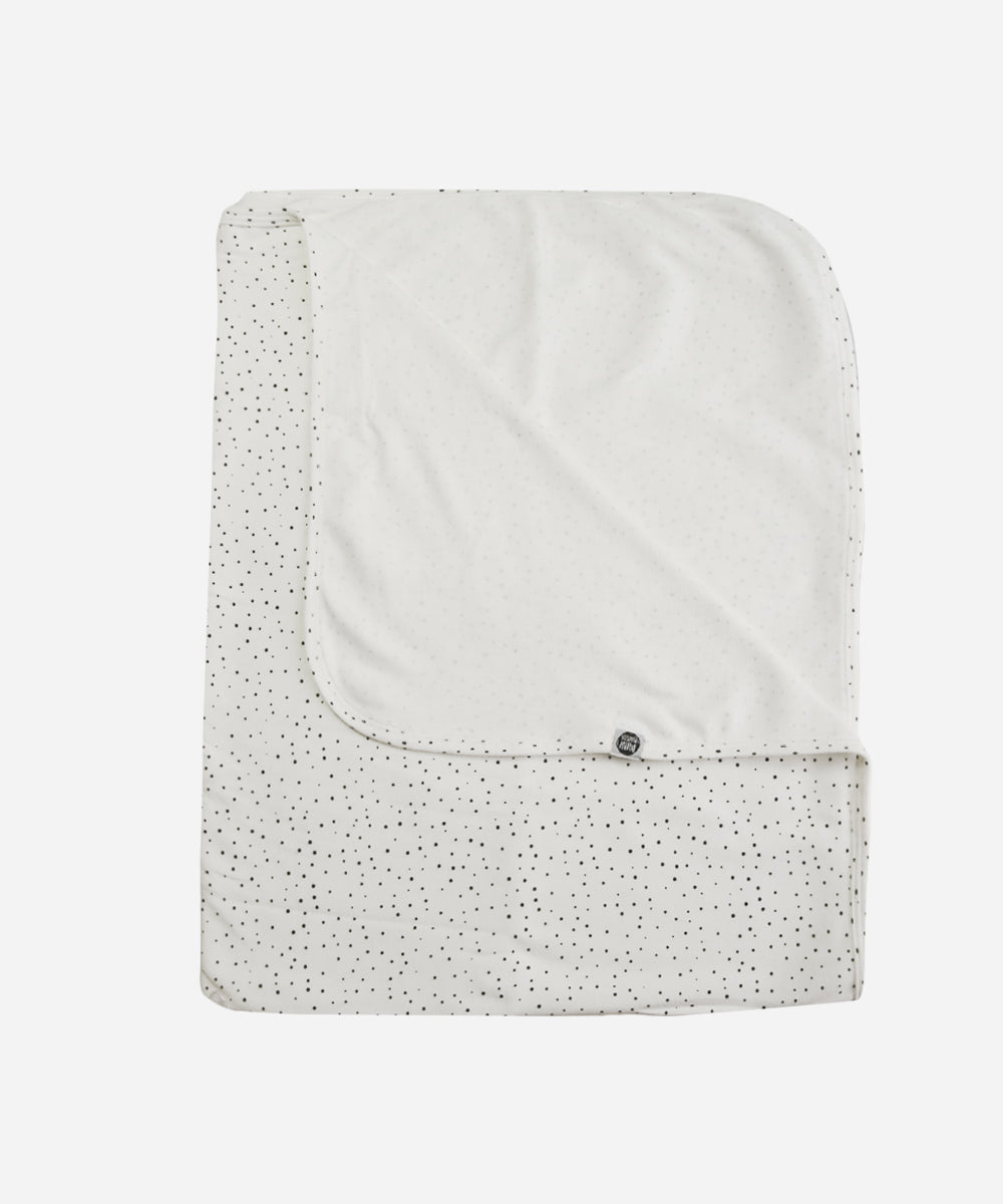 Detalhe das bolinhas delicadas e da malha de algodão da Manta Bolinhas Claro MiniMalista. Manta de bebê unissex, estampa atóxica, acabamento macio.