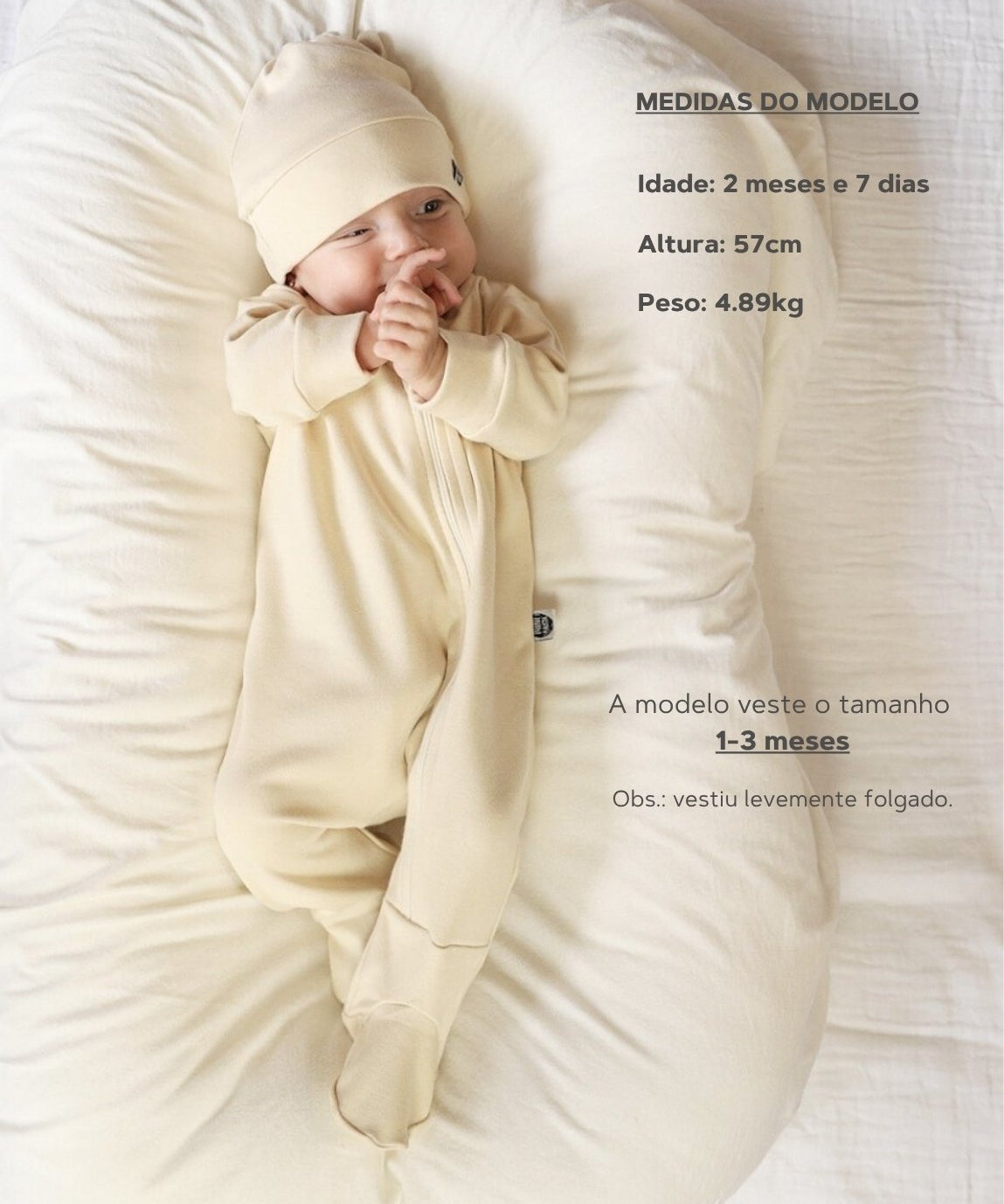 Modelo-veste-tamanho-macacao-maternidade-liso-sand-beige-bebe-menina-2-meses.jpg
