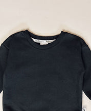Moletom Básico Peluciado Liso Preto MiniMalista Baby — blusa fechada sem capuz sem zíper, gola redonda em ribana, algodão peluciado 100% antialérgico, fit normal relaxado.