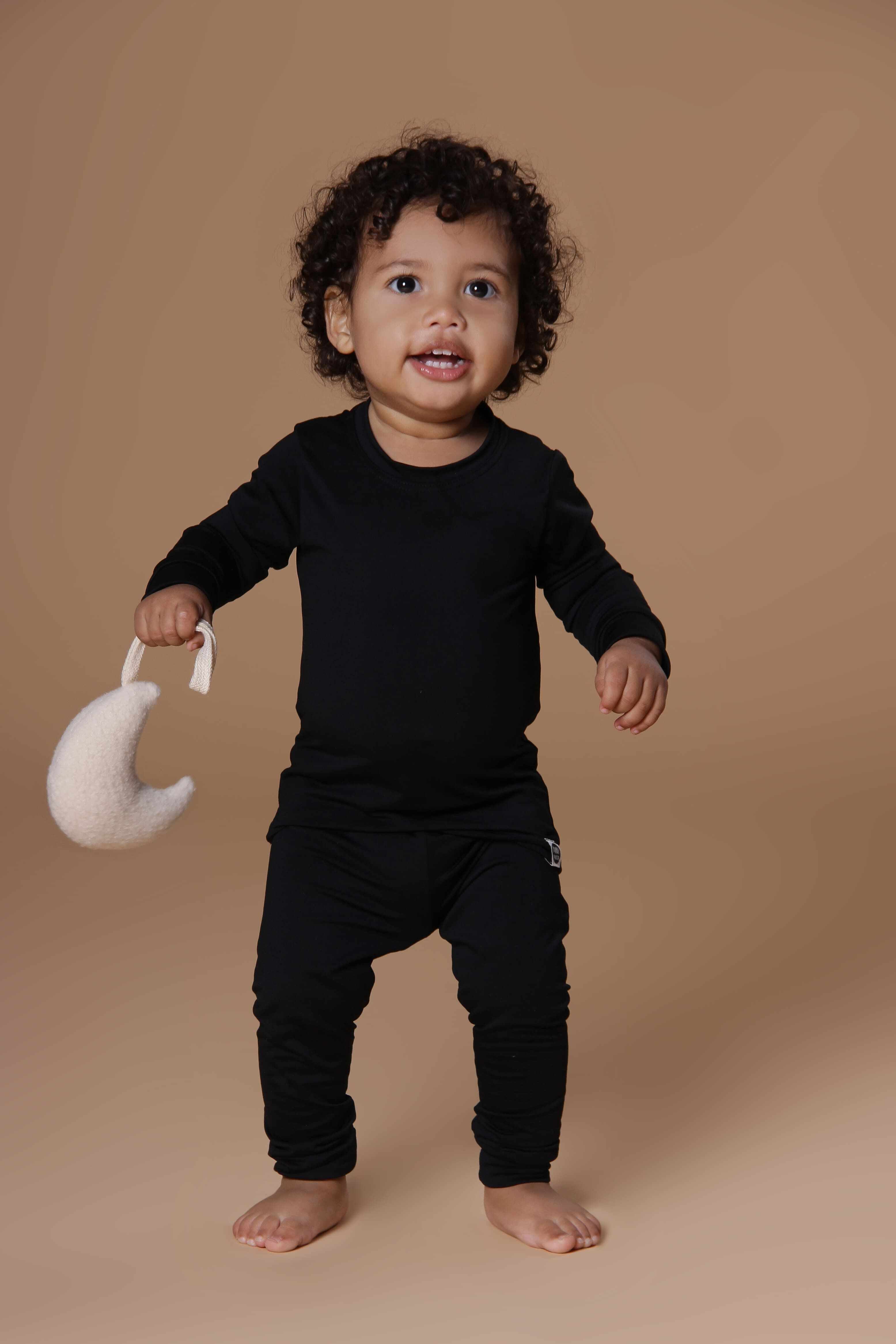 Pijama-infantil-bebe-camiseta-calca-peluciado-preto-minimalista-escandinavo-unissex.jpg