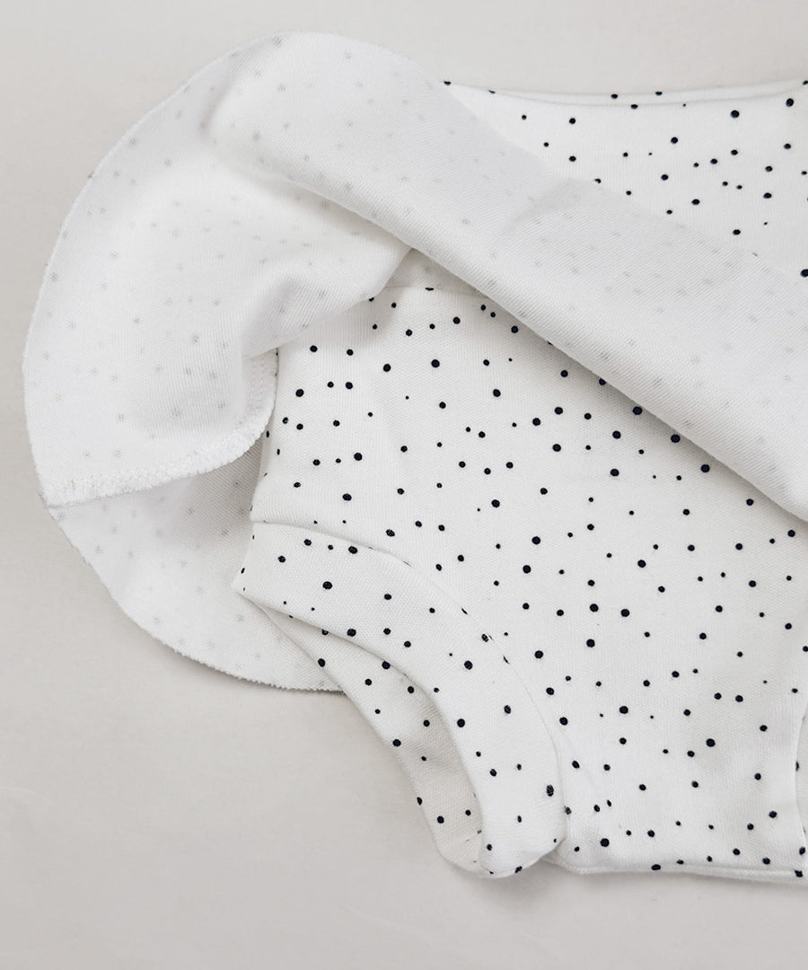 Detalhe da Saia Boomies Bolinhas Claro franzida, cós alto sem elástico apertado, em malha de algodão premium — MiniMalista Baby, Coleção Back to Basics