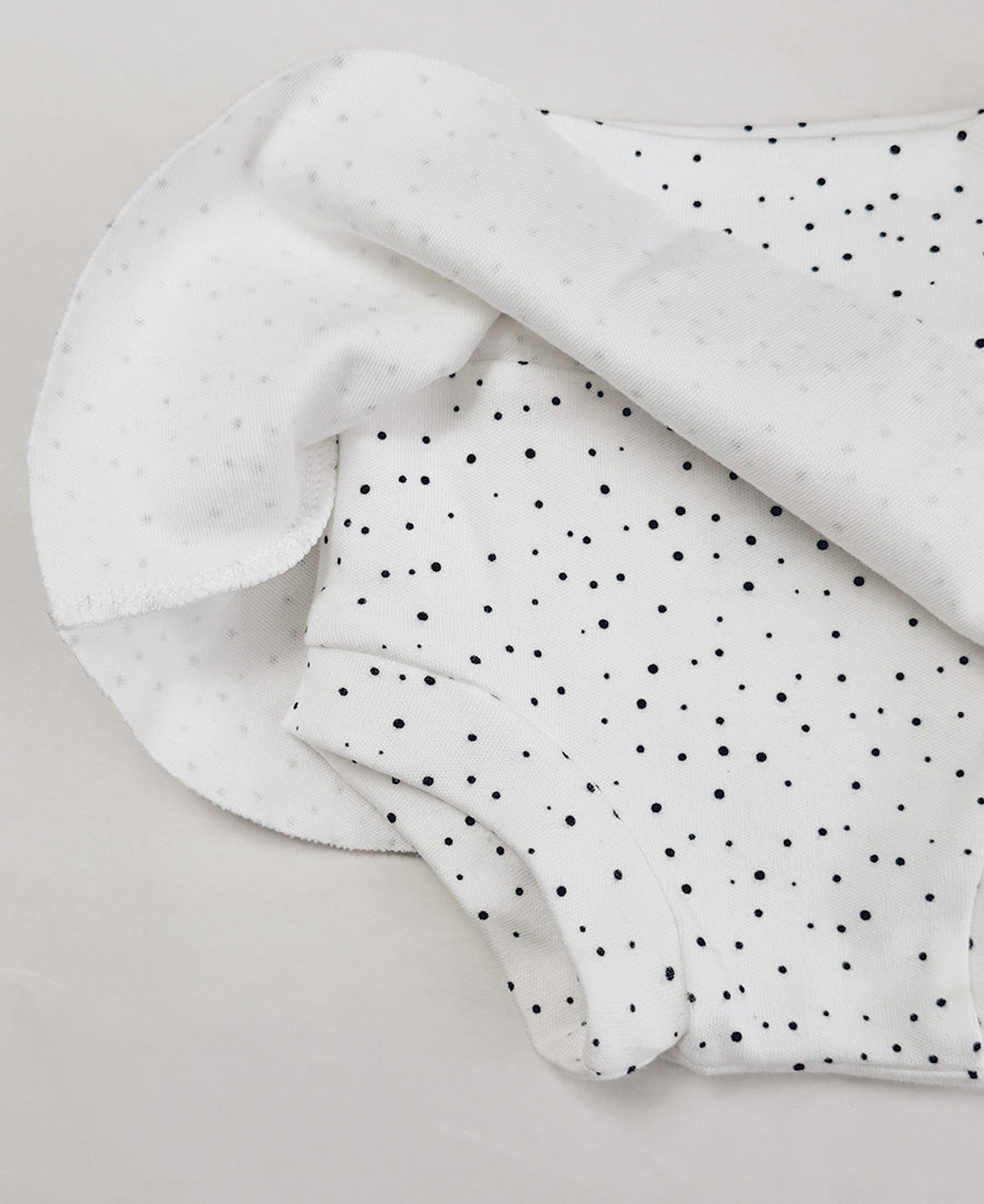 Detalhe da Saia Boomies Bolinhas Claro franzida, cós alto sem elástico apertado, em malha de algodão premium — MiniMalista Baby, Coleção Back to Basics