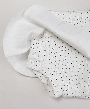 Detalhe da Saia Boomies Bolinhas Claro franzida, cós alto sem elástico apertado, em malha de algodão premium — MiniMalista Baby, Coleção Back to Basics