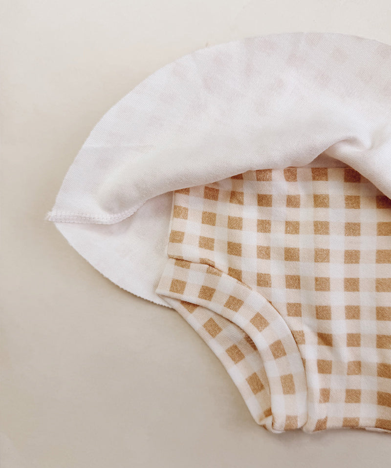 Saia-boomies-com-shorts-bebe-menina-algodao-xadrez-vichy-bege-minimalista-detalhe-1.jpg