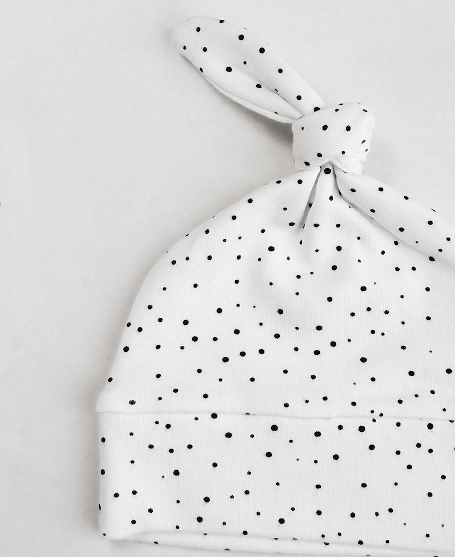 Detalhe da Touca Nó Recém-Nascido Bolinhas Claro, poá clássico unissex em malha de algodão premium, ideal para saída de maternidade — MiniMalista Baby