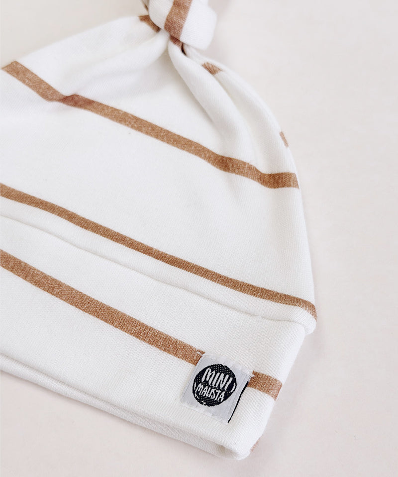 Detalhe da touca nó Listras Caramelo — nozinho charmoso e malha lisinha de algodão premium pra saída de maternidade — MiniMalista Baby