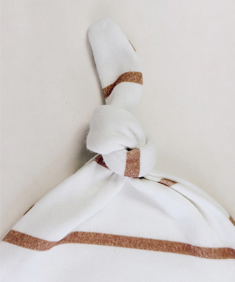Touca nó unissex Listras Caramelo e Branco Off para recém-nascido — enxoval coordenado Back to Basics em algodão respirável — MiniMalista Baby