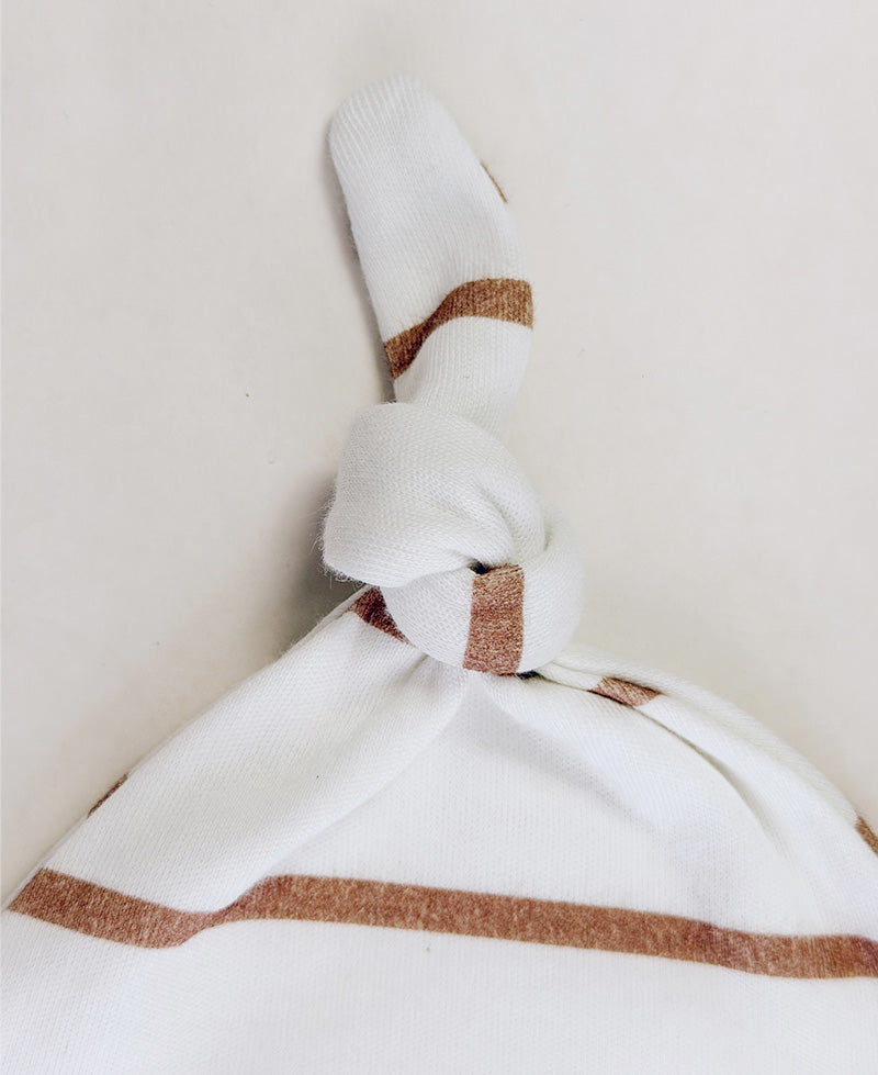 Touca nó unissex Listras Caramelo e Branco Off para recém-nascido — enxoval coordenado Back to Basics em algodão respirável — MiniMalista Baby