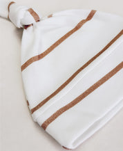 Touca com nó Listras Caramelo para bebê recém-nascido, vista frontal — listras caramelo alternadas com Branco Off em malha de algodão sem textura — MiniMalista Baby