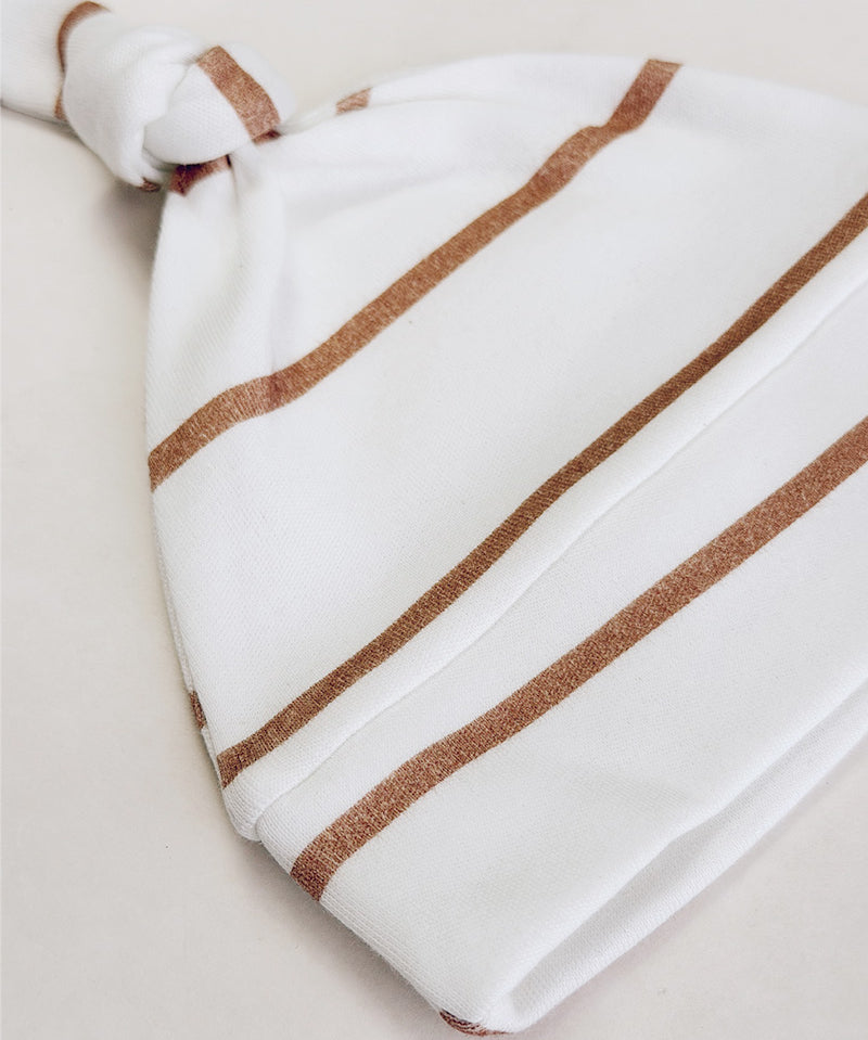 Touca com nó Listras Caramelo para bebê recém-nascido, vista frontal — listras caramelo alternadas com Branco Off em malha de algodão sem textura — MiniMalista Baby