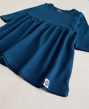 Detalhe do Vestido Manga Longa Menina cor Azul Sky MiniMalista — Algodão Egípcio Safra Premium, cintura marcada, saia franzida, laço jacaré coordenado