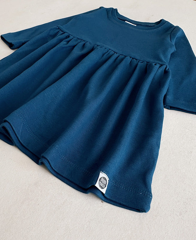 Detalhe do Vestido Manga Longa Menina cor Azul Sky MiniMalista — Algodão Egípcio Safra Premium, cintura marcada, saia franzida, laço jacaré coordenado