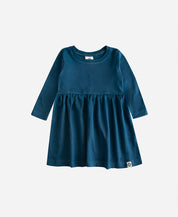 Menina vestindo Vestido Manga Longa Liso Azul Sky da MiniMalista Baby em Algodão Egípcio Safra Premium com proteção UV50+ permanente, look completo com laço jacaré coordenado, moda infantil inverno