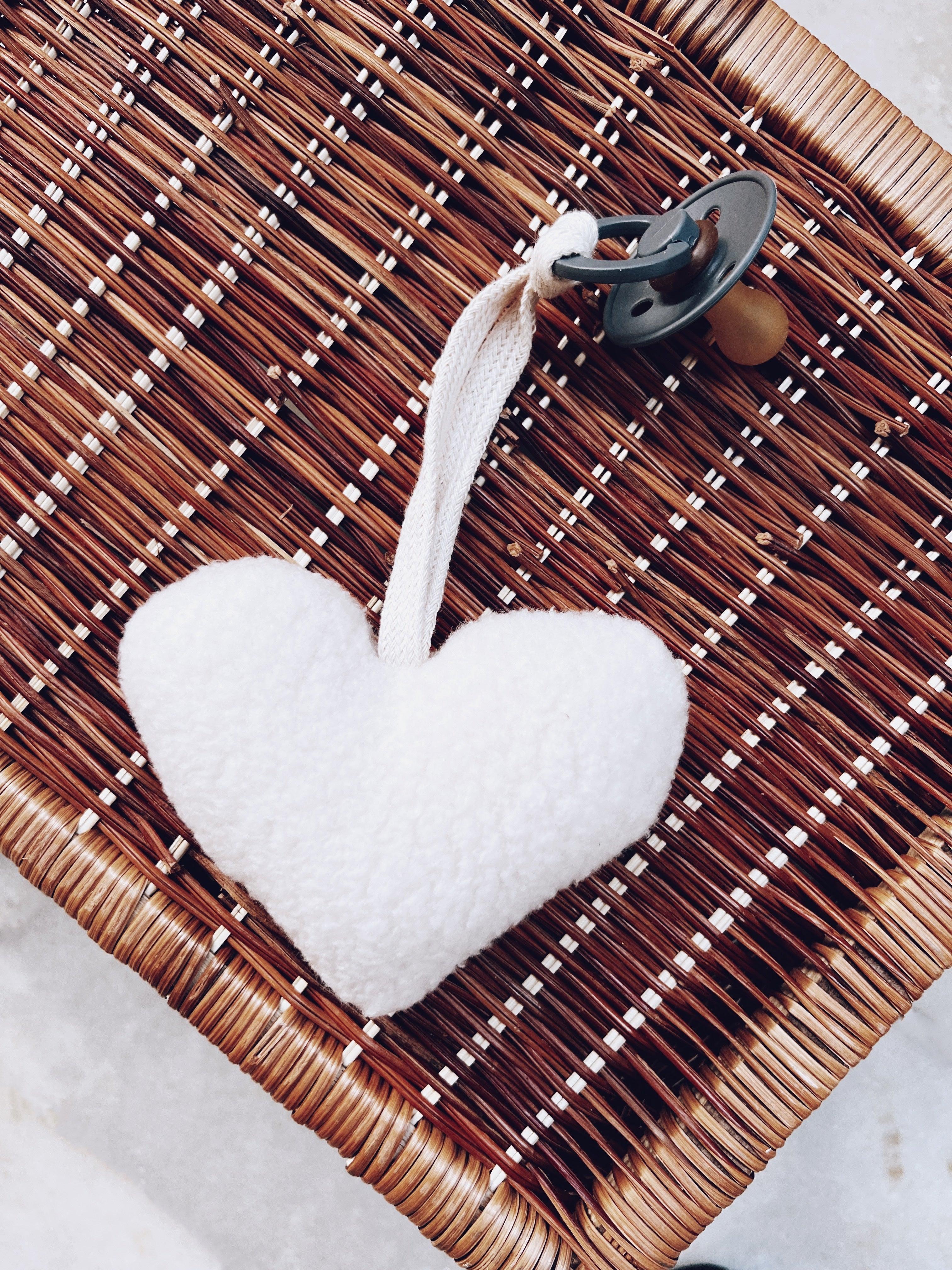 Acessório de Chupeta Teddy Heart Branco Off - MiniMalista Baby - 0.3, Ano Novo, b2b, Baby, black-friday, com-desconto-mm10, Meia Estação, Menina, Neutro, Reveillon, Unissex -bebê-minimalista-estiloso