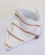 Detalhe das listras caramelo e da malha de algodão do Babador Bandana MiniMalista. Babador de bebê unissex, estampa atóxica, acabamento macio.